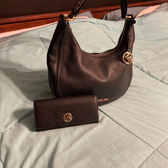 Michael Kors hobo bag and matching wallet - Picture 2 of 10
